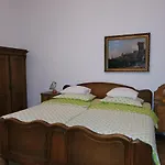 Bright 2Bdr Sleeps 8 Near Center M1