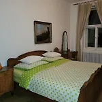 Bright 2Bdr Sleeps 8 Near Center M1