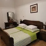 Bright 2Bdr Sleeps 8 Near Center M1