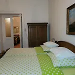 Bright 2Bdr Sleeps 8 Near Center M1