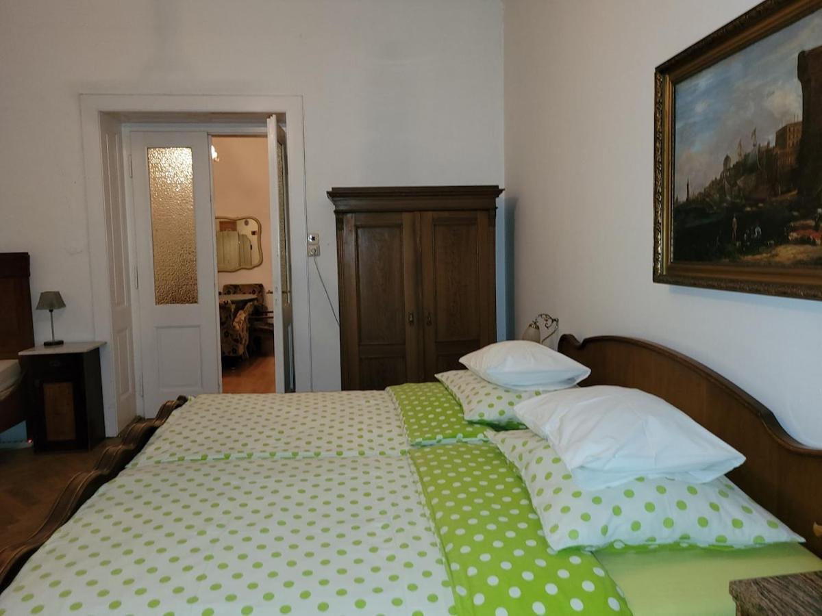 Bright 2bdr Sleeps 8 Near Center M1 Apartment