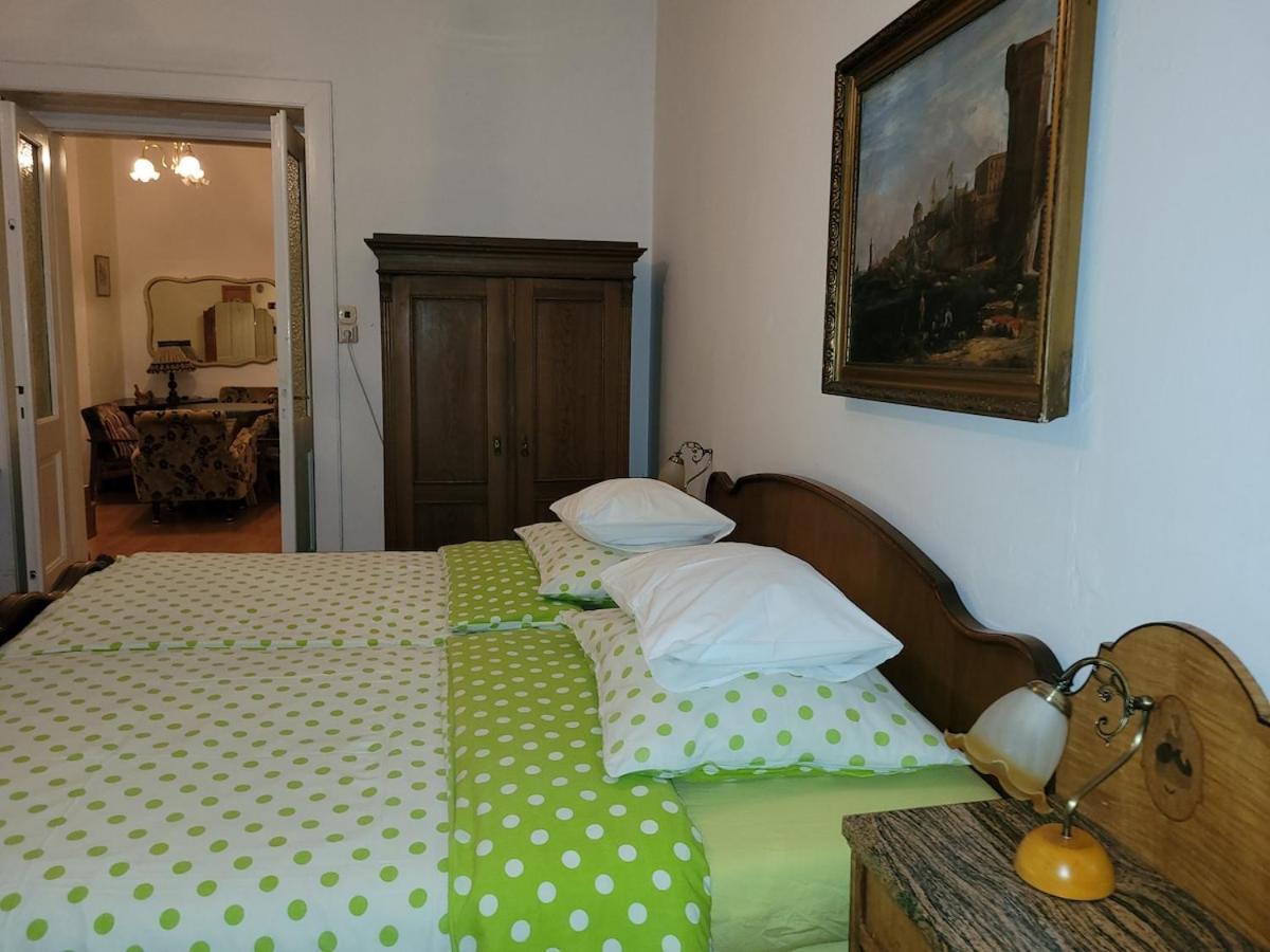 Bright 2bdr Sleeps 8 Near Center M1 Apartment