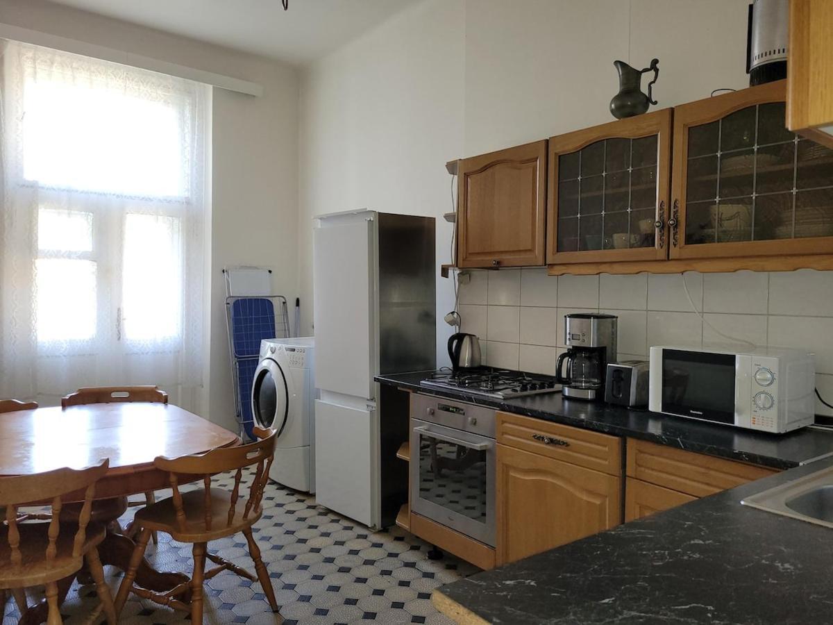 Bright 2bdr Sleeps 8 Near Center M1 Apartment